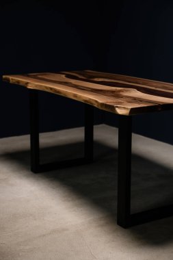 Doğal ahşap ve kırmızı epoksiden yapılmış büyük bir aile masası.