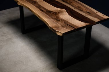 Doğal ahşaptan yapılmış dikdörtgen masa ve kırmızı epoksi reçine üst görünümü