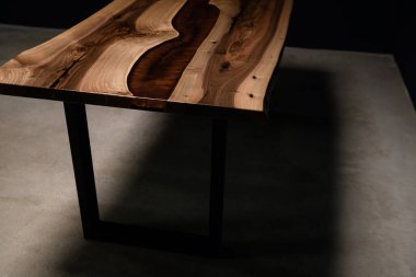 Metal bacaklı ev için doğal bir ağaç ve epoksi.