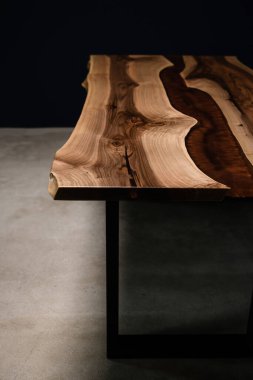 Doğal ahşaptan ve kırmızı epoksiden yapılmış dikdörtgen yemek masası.