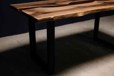 Ahşap ve epoksi reçineden yapılmış doğal el yapımı bir masa.