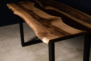 Doğal ahşap ve epoksiden yapılmış ev ve iç mekan için masa