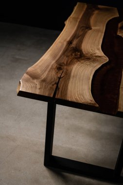 Doğal meşe ve epoksi reçineden yapılmış bir masa.