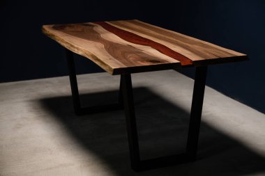 Eski büyük ceviz ağacı ve epoksi. Metal bacaklı masa