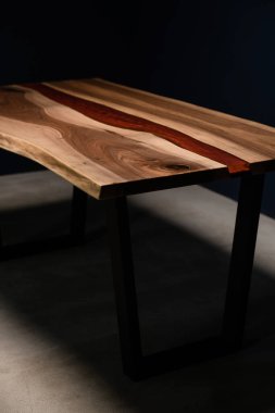 Doğal ceviz ve epoksi reçineden yapılmış el yapımı bir masa.