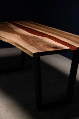 İçindeki doğal ahşap ve epoksiden yapılmış bir masanın fotoğrafları.