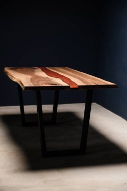 Ev içi için ahşap ve epoksi yapılmış büyük bir masa.