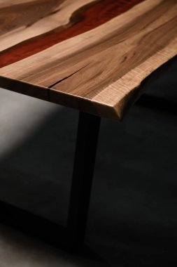 tahta kapaklı ve epoksi bacaklı masa