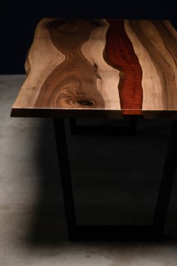 Masa eski ahşap ve epoksi kırmızı reçineden yapılmıştır.