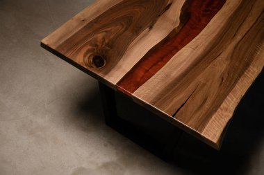 Doğal ahşap ve epoksi reçineden yapılmış büyük bir masa.