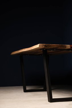 Doğal ahşap ve metal bacaklardan oluşan evin içi için masa.