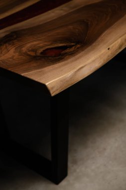 Bir masanın köşesi eski bir ağaçtan ve oksit katmanından.