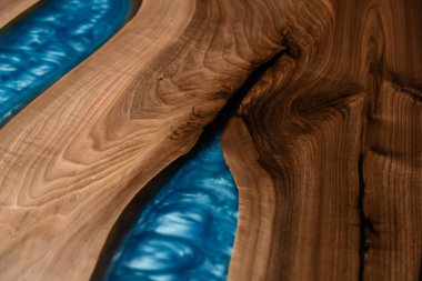 Masada ahşap doku ve epoksi mavi reçine var.