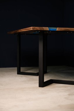 Doğal ahşap, epoksi ve metal kenar görüntüden yapılmış yeni bir masa