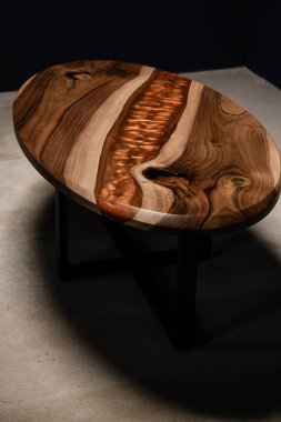 Doğal ahşap ve epoksi reçineden yapılmış oval masa