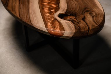 Tahta ve epoksiden yapılmış pahalı doğal bir masa.