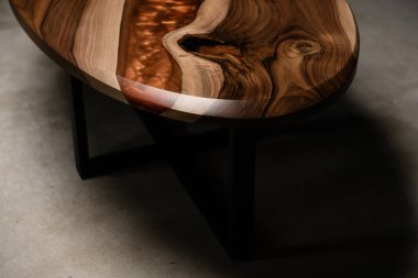 Doğal ahşap ve epoksi reçineden yapılmış tasarım masası cilalanmış.