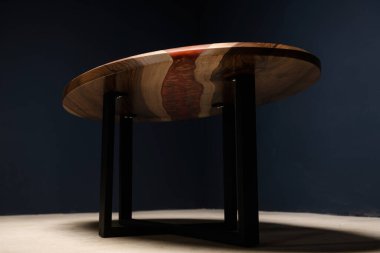 Metal bacaklı ahşaptan ve epoksiden yapılmış masa alt görünümü