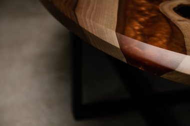 Oval masa, doğal ahşap kırmızı epoksi reçinesinden yapılmıştır. emzirilmiş masa