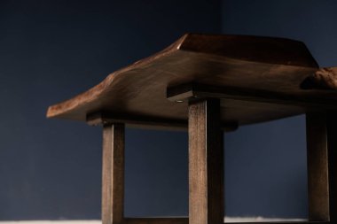 Evin içini gösteren masa doğal bir ağaçtan verniklenmiş.