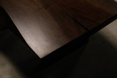 Doğal ceviz ağacından yapılmış yeni el yapımı bir masa.