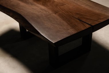 Koyu ceviz ağacından yapılmış büyük el yapımı bir masa.