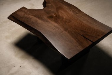 El yapımı doğal ahşap masa üstü görünümü