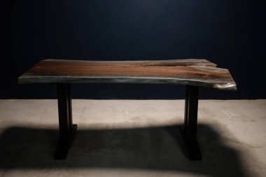 Ev içi için Kanada akçaağaçlarından yapılmış büyük bir masa.