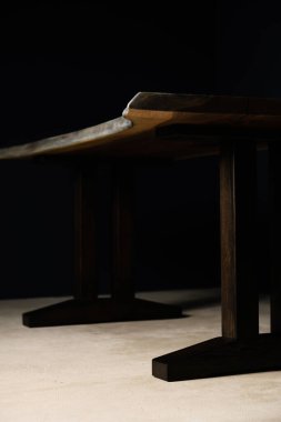 Tahta bacaklı doğal bir integral ağaçtan bir masanın kenarı.