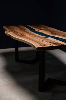 Doğal ahşap ve epoksiden yapılmış büyük bir masa.