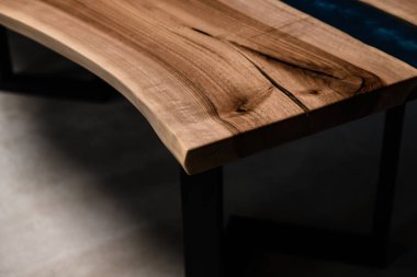 Doğal ahşap ve epoksiden yapılma kalın bir masa.