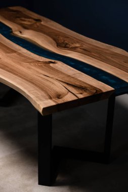 Doğal ahşap ve epoksiden yapılmış büyük mutfak masası.