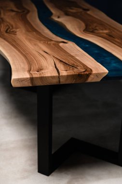 Katı ceviz ve epoksi reçineden yapılmış el yapımı bir masa.