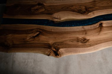 Masa her şekil ve epoksi reçineden yapılmış doğal ahşaptan yapılmıştır.