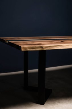 Epoksi reçineli metal bacaklı ahşap masa.