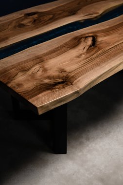 Epoksi reçine ve doğal ahşaptan yapılmış el yapımı masa.