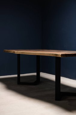 İç manzarada ahşap ve metalden yapılmış bir masa.