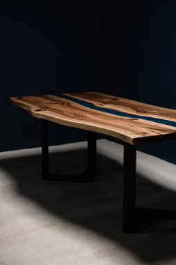İçi doğal ahşap ve epoksi dolu büyük bir masa.