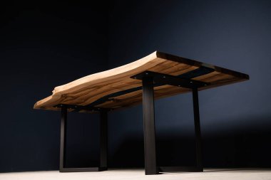 Metal bacaklarda doğal ahşap ve epoksi reçineden yapılmış büyük bir masa.