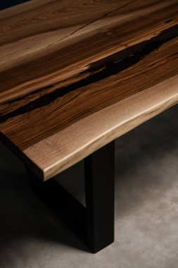 Doğal ahşaptan ve şeffaf epoksiden yapılmış el yapımı bir masa. en üstteki görünüm