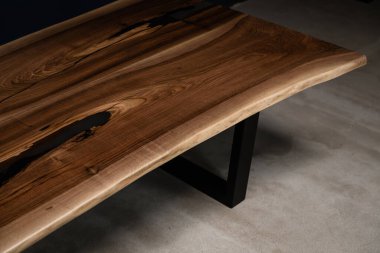 Metal bacakların iç tasarımı için el yapımı masa.