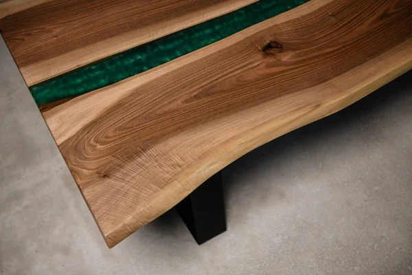固体木のテーブルとエポキシ樹脂 — ストック写真