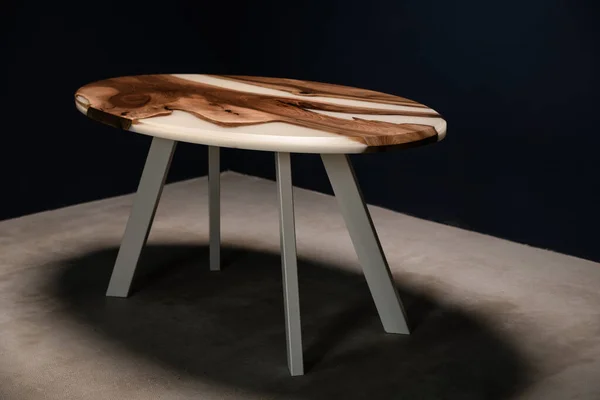 Table Design Faite Main Sur Pieds Métal Blanc Bois Époxy — Photo