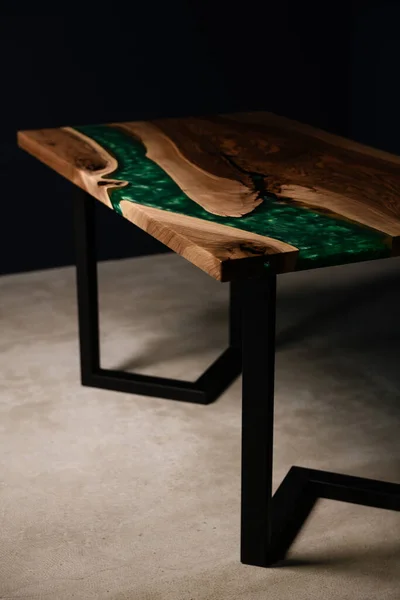 Doğal Ahşaptan Yapılmış Yapımı Masa Metal Bacaklı Epoksi — Stok fotoğraf