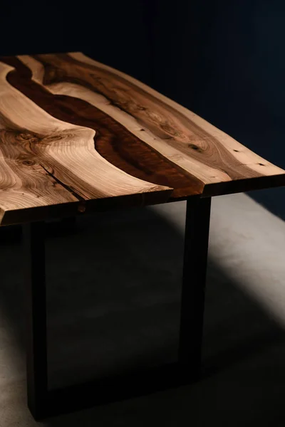 レッドエポキシ樹脂と天然木で作られた新しいデザイナーテーブル — ストック写真