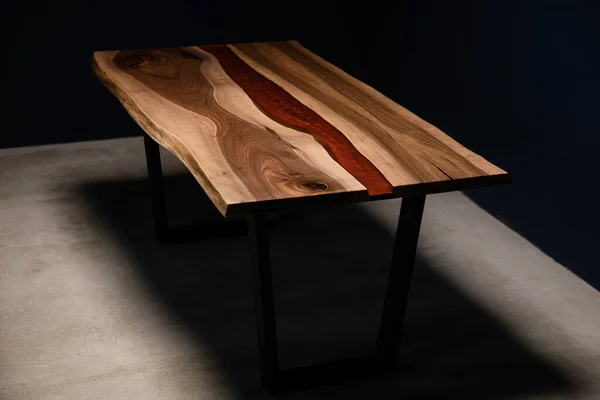 天然くるみと赤いエポキシ樹脂で作られた手作りのテーブル — ストック写真