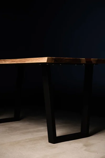 Doğal Ahşaptan Yapılma Metal Bacaklı Bir Masa — Stok fotoğraf
