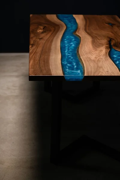 Doğal Ahşap Mavi Epoksi Reçineden Yapılmış Bir Masanın Fotoğrafı — Stok fotoğraf