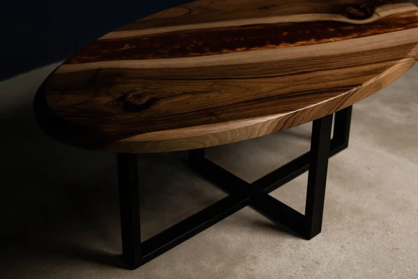 Metal Bacaklı Doğal Ahşaptan Yapılmış Oval Kahve Masası — Stok fotoğraf