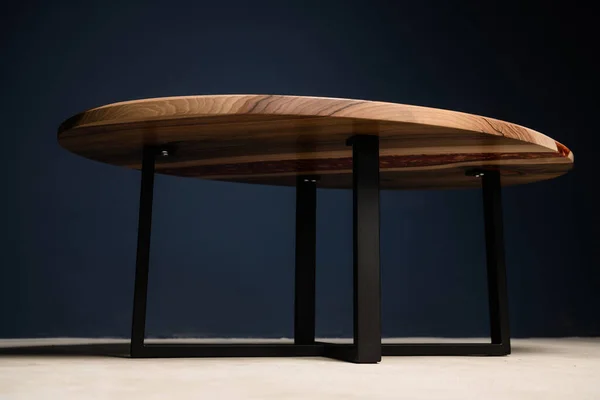 Metal Bacaklı Doğal Ahşaptan Yapılmış Oval Kahve Masası — Stok fotoğraf